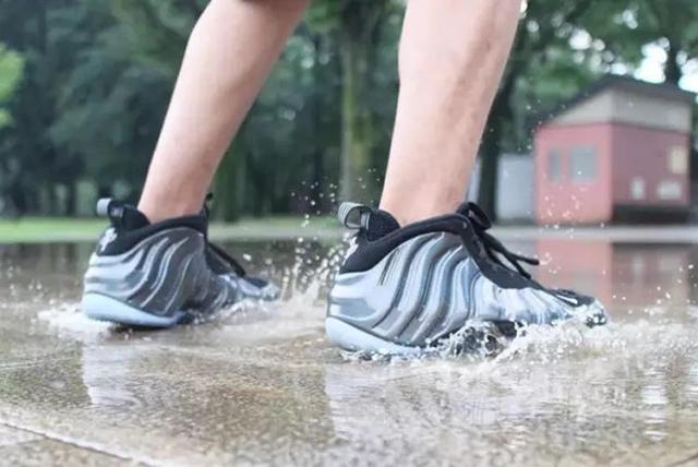 喜欢弄湿运动鞋图片