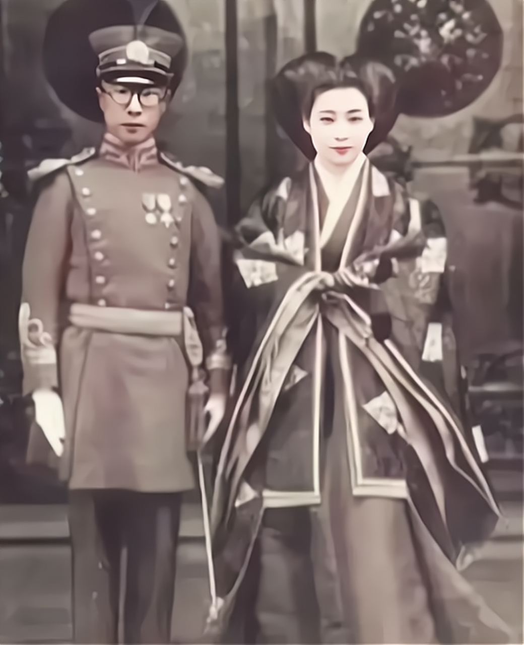 1937年,溥杰与日本妻子嵯峨浩的结婚照.
