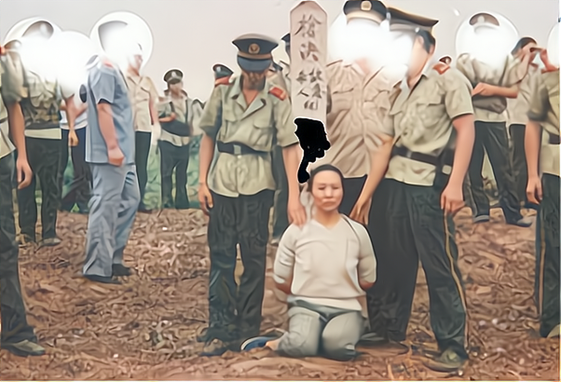 只有执行死刑的武警才能理解她的意图,任雪希望子弹能够射进她的口中