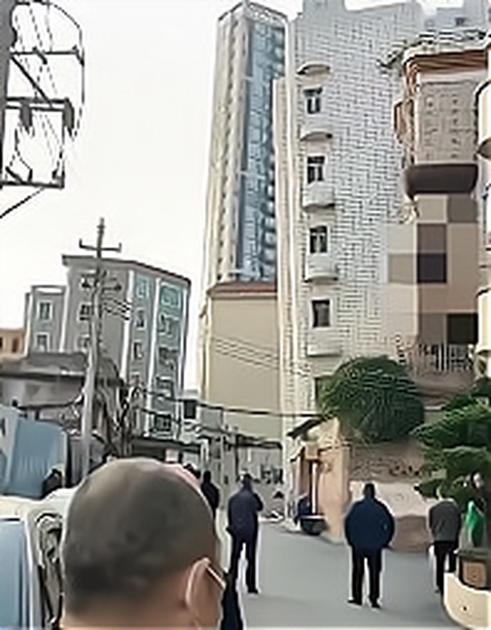 2月22日,广东湛江,有网友爆料,霞山乐平疑似地陷歪了好几幢楼,现场已