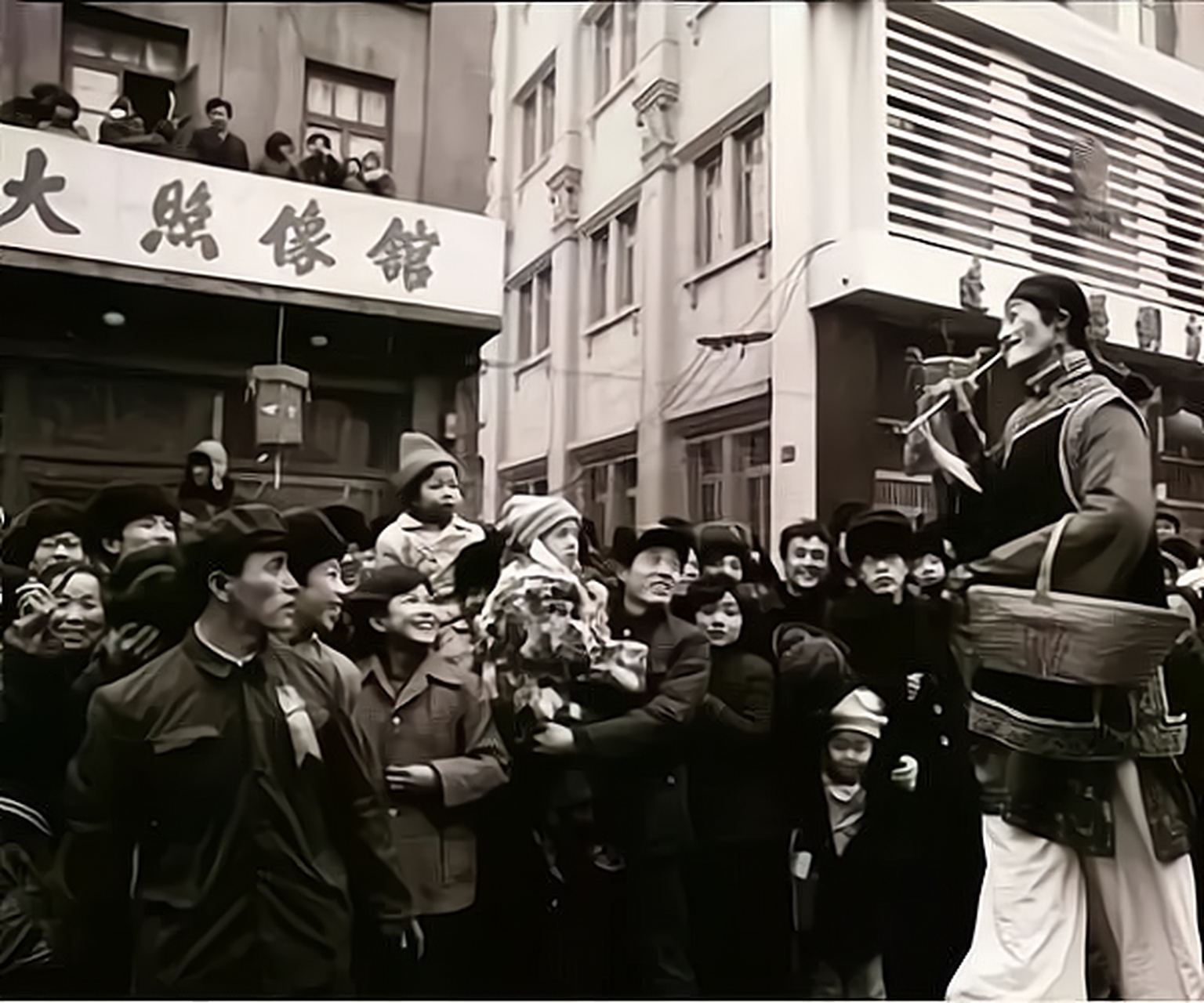 历史老照片#1983 年元宵节,#沈阳# 中街商业街,一群踩高跷的人吸伊怂
