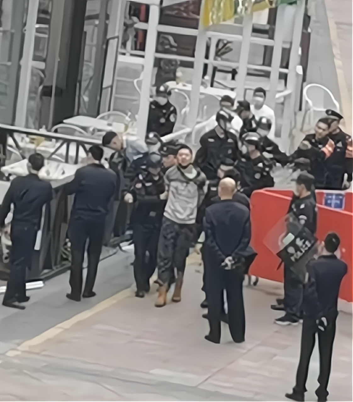月12日15时10分,漳州万达广场情杀砍人案冲上热搜,群众报称在龙文区