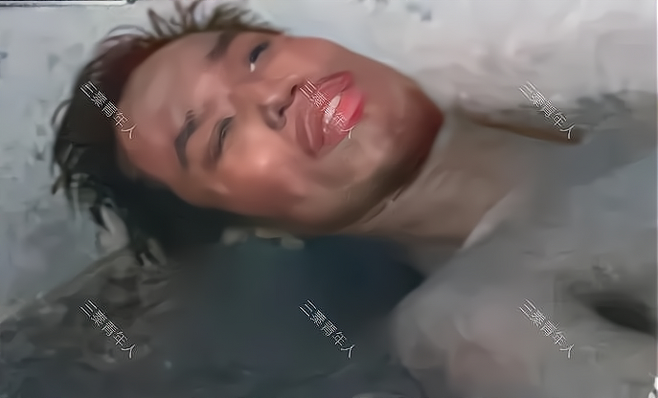 他的鞋底上有许多洞,而一只公文包则绑在他的腿上