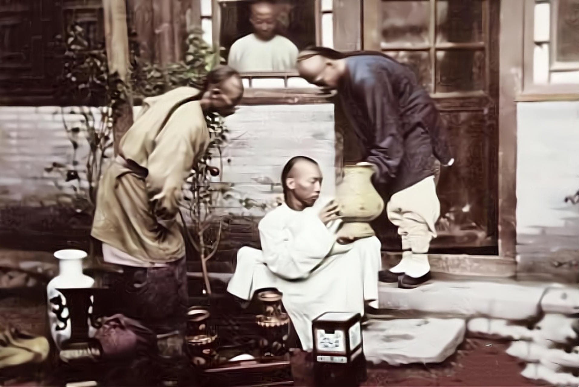 照片下的地主面色黝黑,戴着小帽,外表普通.