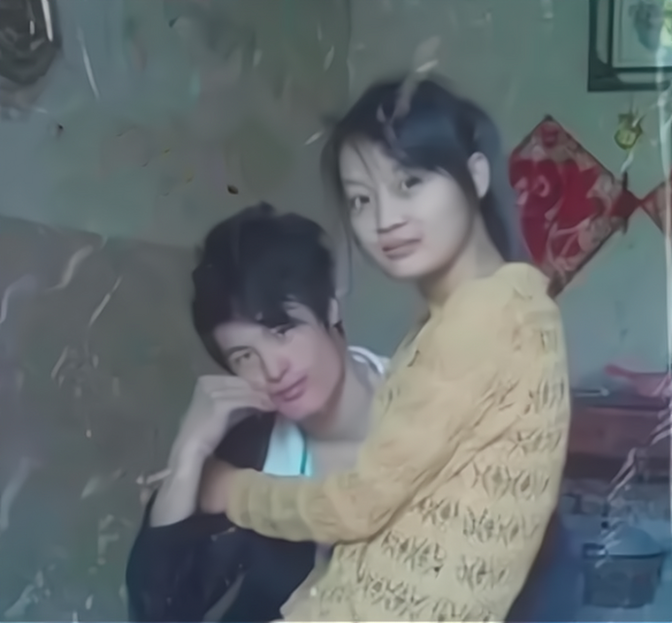 这张对比照就是这对小情侣结婚十年的前后对比,一眼就可看出变化