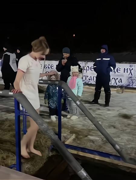 俄罗斯传统节日,美女零下30度挑战冬泳,这玩意儿看着就冷-度小视