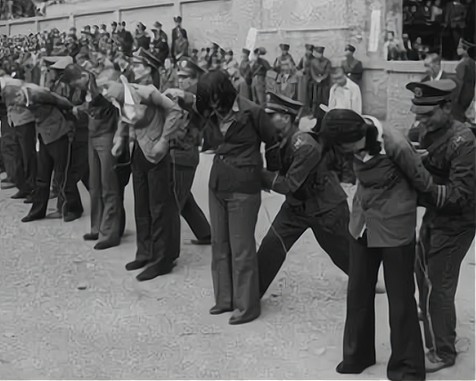 震惊!八十年代严打期间,集体枪决死刑犯的现场罕见照片