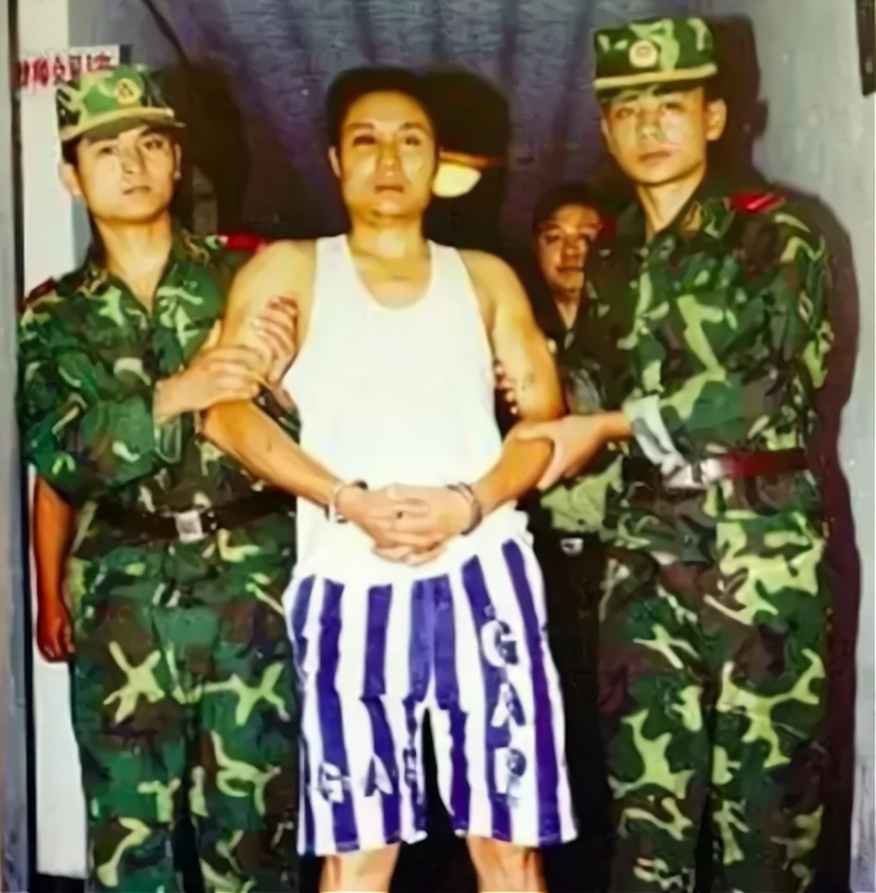 2000年,湖南常德的"悍匪"张君被关押在重庆看守所,留下了一张老照片.