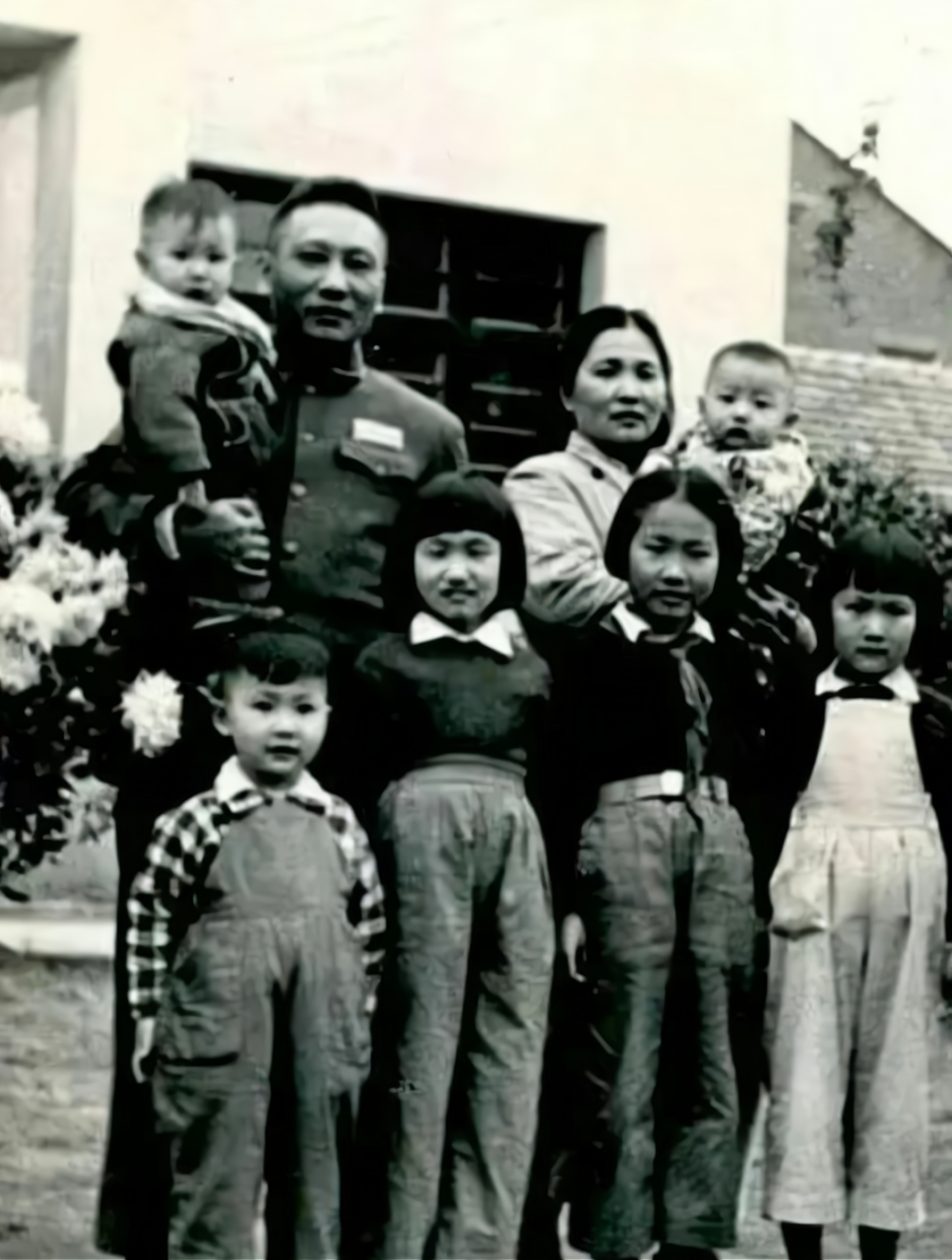 萧劲光将军张珍贵的全家福照片中有他的妻子伟涛,女儿·肖凯,肖楠楠