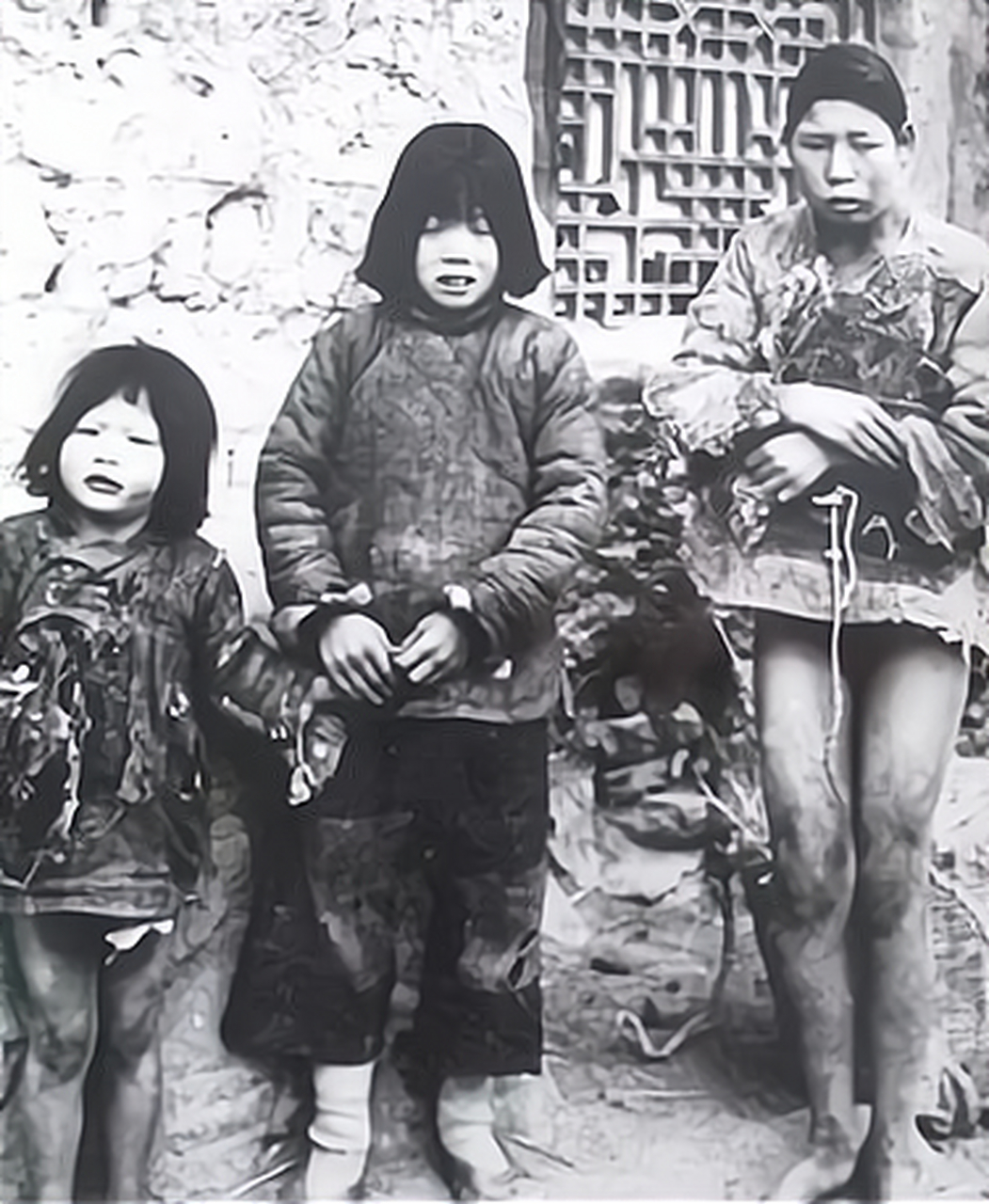 民国老照片:贫穷劳苦人家无力养家中孩子,三个女孩正在被挑选,身不由
