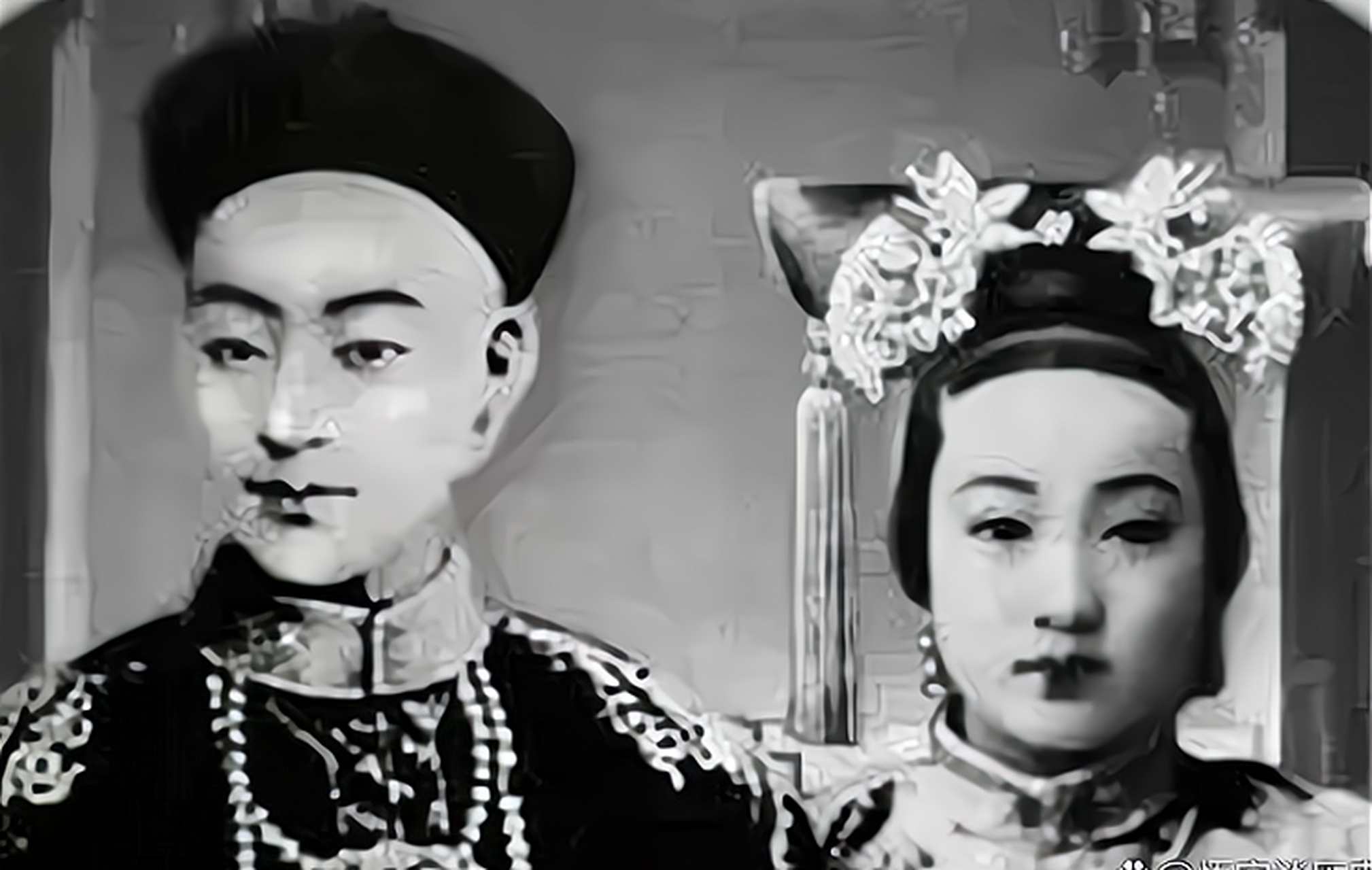 这是光绪皇帝与珍妃的照片,俩人堪称郎才女貌,天生一对!