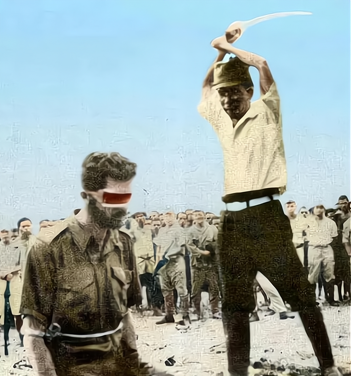 1943年,一个日本士兵残忍地砍下澳大利亚情报员伦纳德的头,并拍照留念