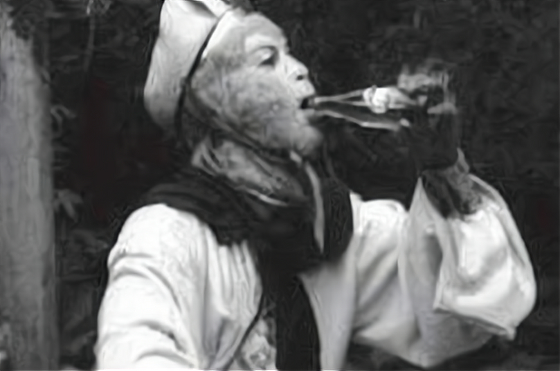 老照片:80年代,电视剧《西游记》的拍摄间隙,唐僧蹲在树林里,边吸烟边