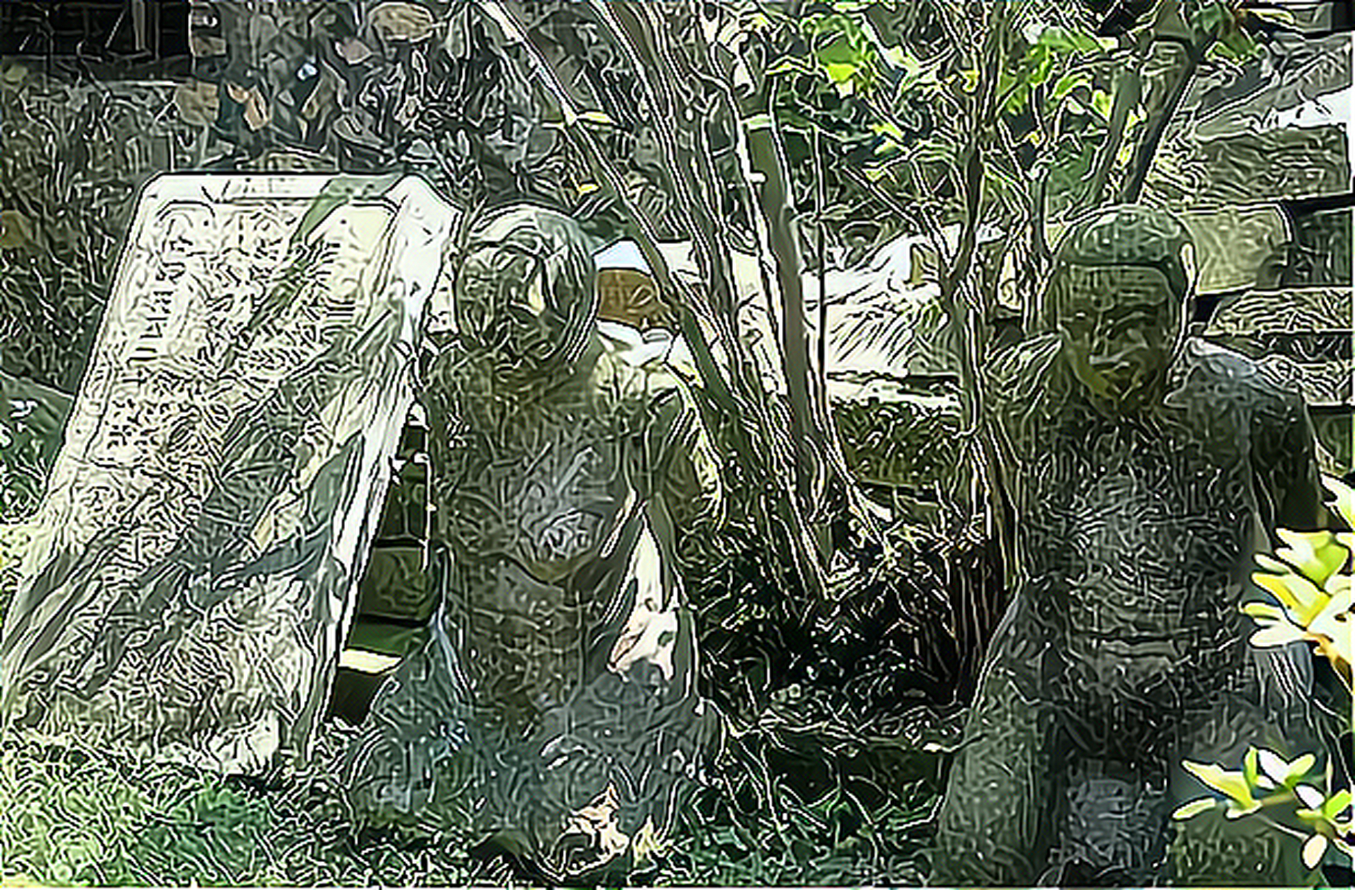 2005年,汪精卫的小儿子汪文悌回国祭奠,看到父母跪地石像后,感动落泪.