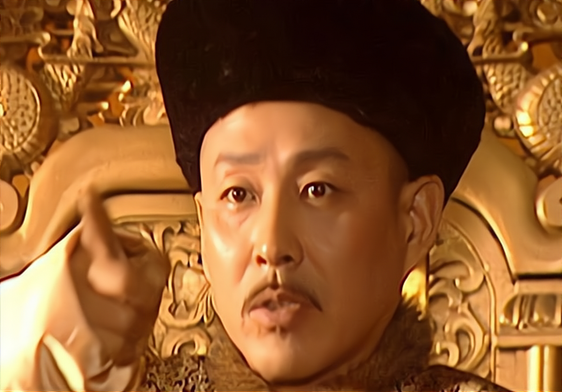 公元1680年,康熙帝在惠妃宫中偶遇一个面容清秀的小宫女,想要临幸于她