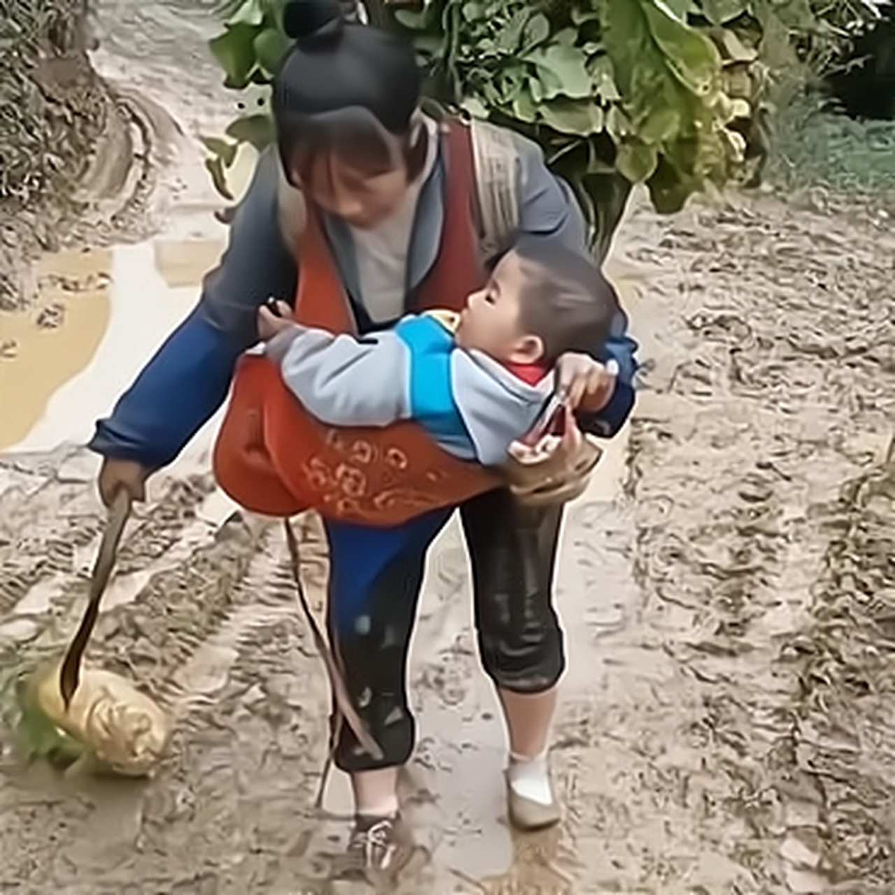 农村妇女带小孩图片