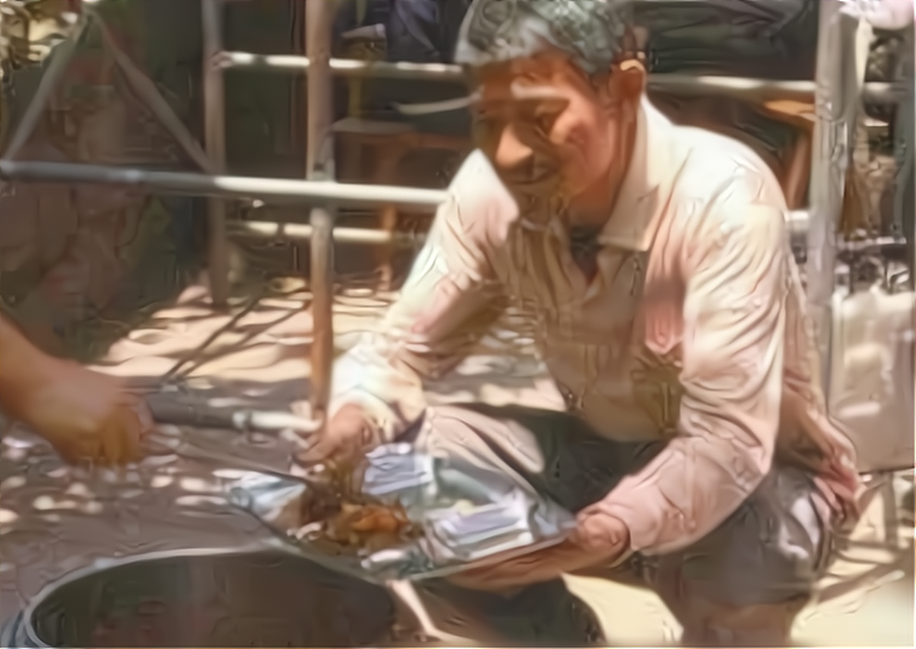 2015年,刘德华在拍摄《失孤》时,蹲在地上吃饭.