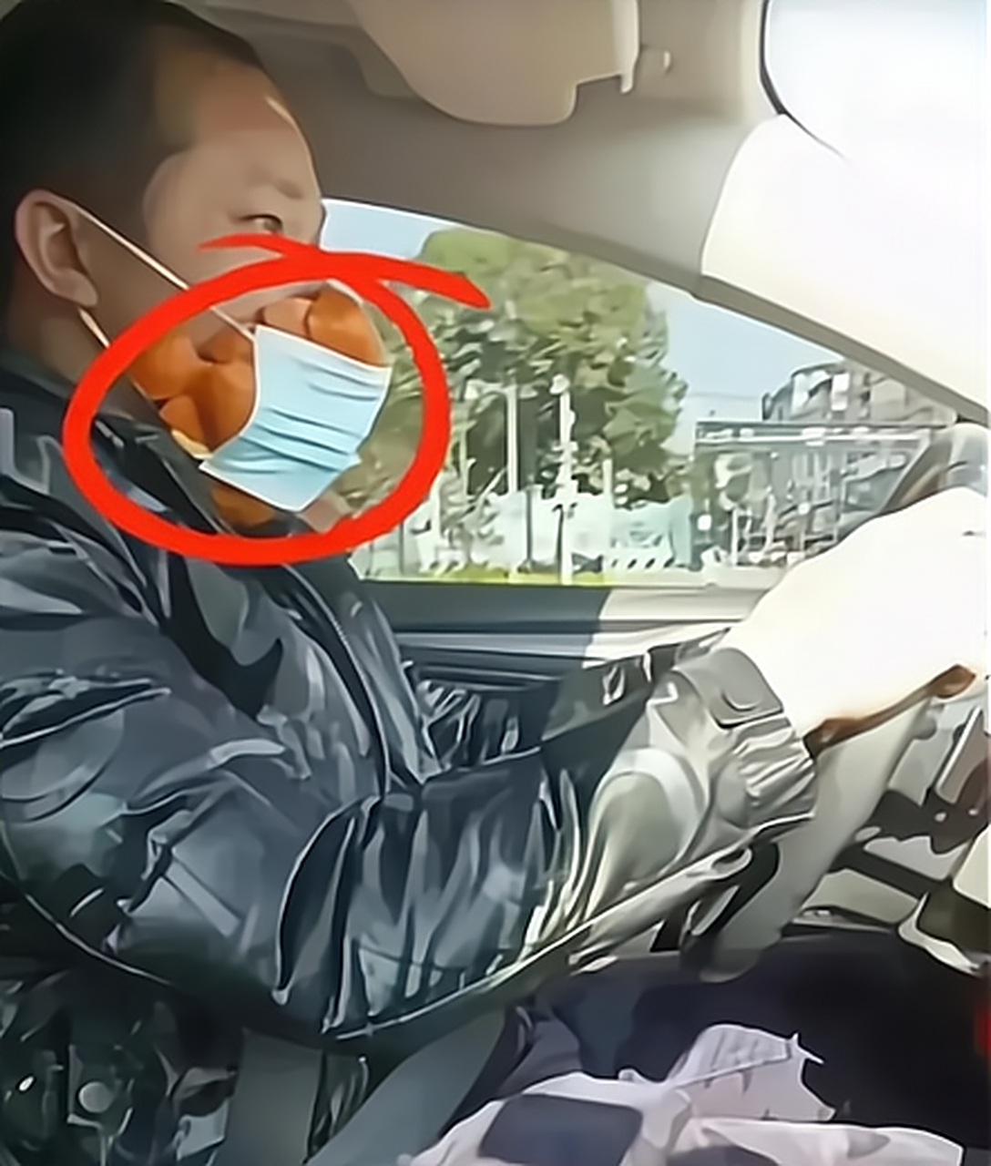 昨晚朋友吐车上了,这是得有多么的嫌弃?[汗]