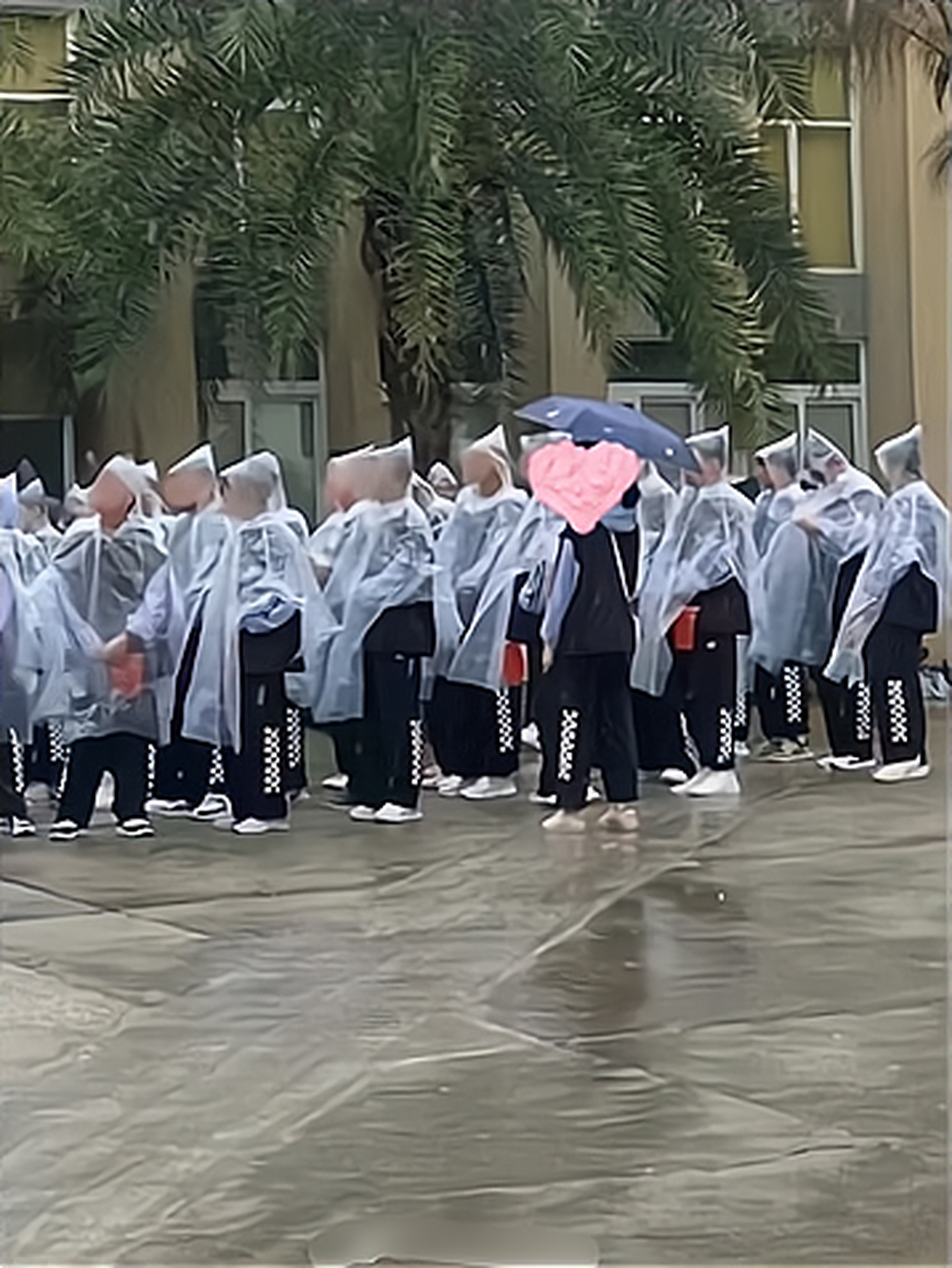 学校开运动会遇到了下雨天,当时不觉得,现在再看照片,感觉有点诡异!