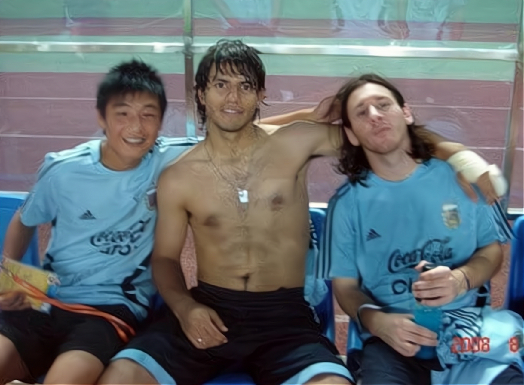 年鸟巢,21岁梅西来北京比赛,和16岁的武磊,20岁阿圭罗同框!