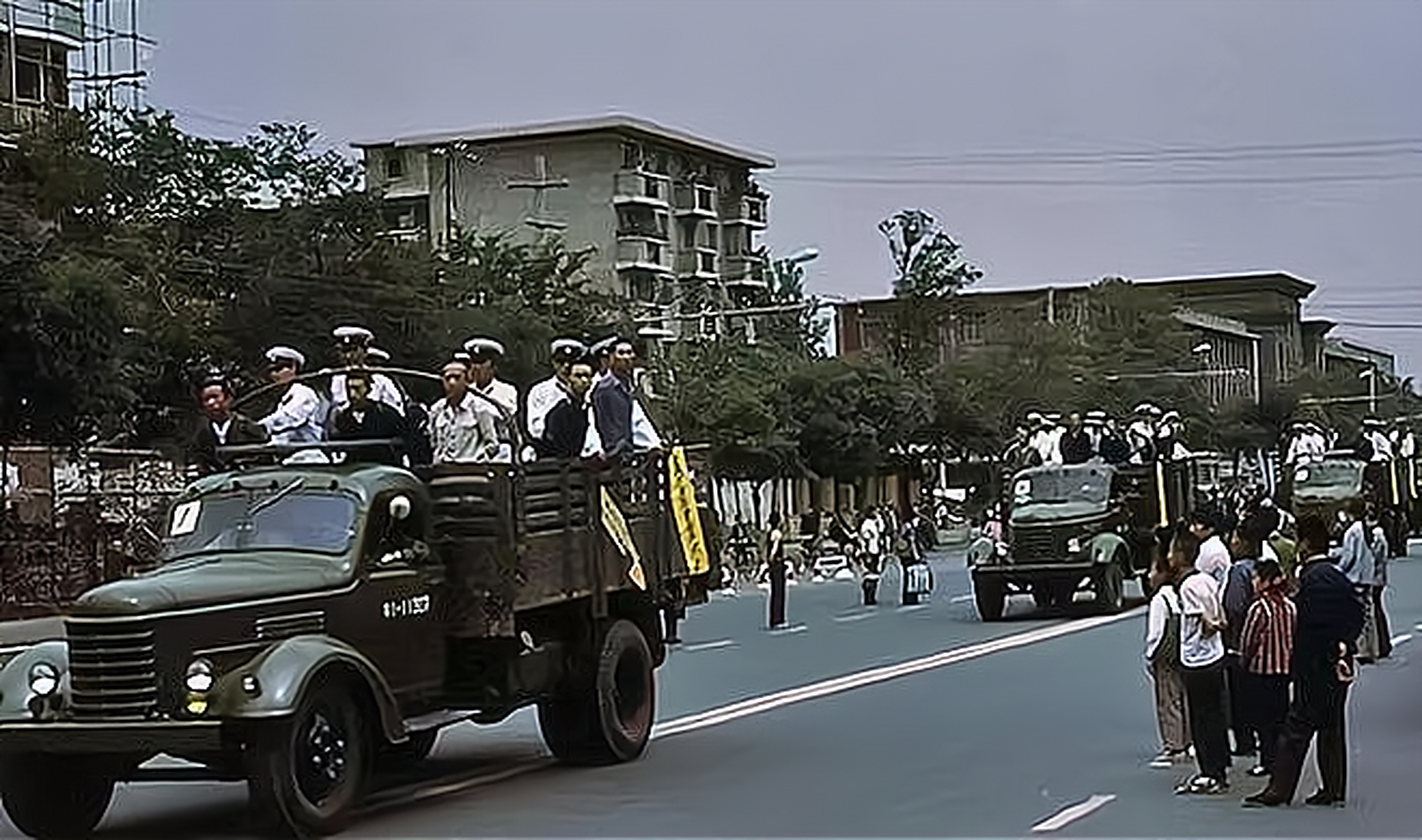 一段真实的影像,记录了二十世纪八十年代,抓捕"唐山菜刀队"的全过程.