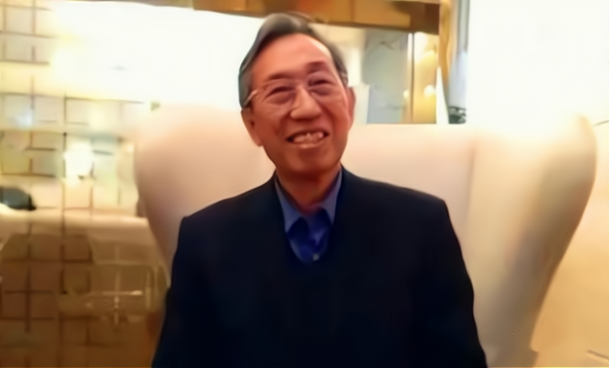 照片上,面部和蔼喜欢微笑的人,他叫袁克勤,出生于中国吉林,留学过日本