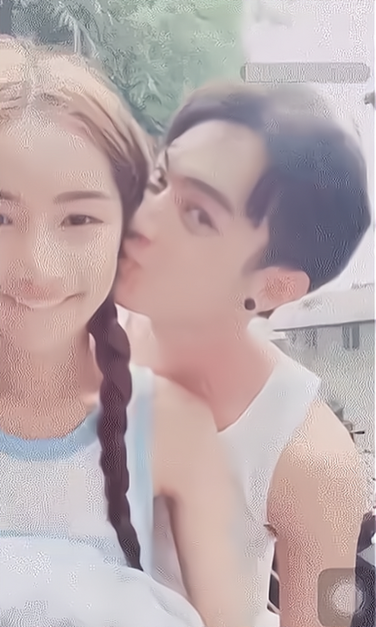 盘点许凯的感情经历:  1,网红大金,算是许凯前女友中最广为人知的一个