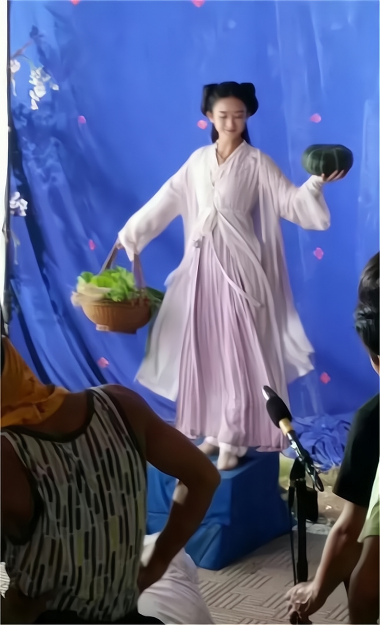 赵丽颖《花千骨》片场旧照,捧着南瓜拎着大葱的小骨头,颖宝手好小,拿