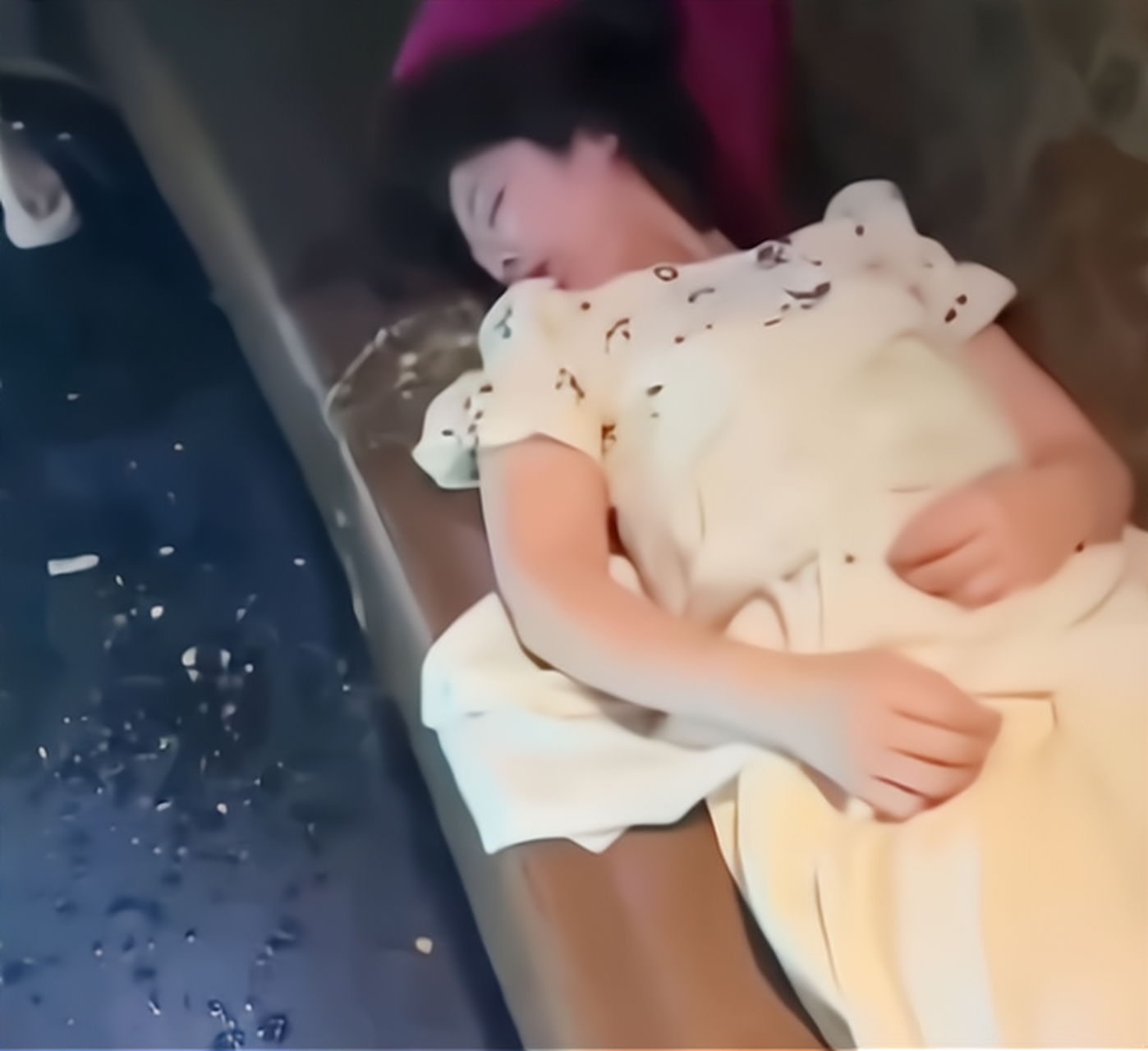 女子喝醉后躺在沙发上呕吐不止,房间内弥漫着浓重的酒精味,喝酒合成这
