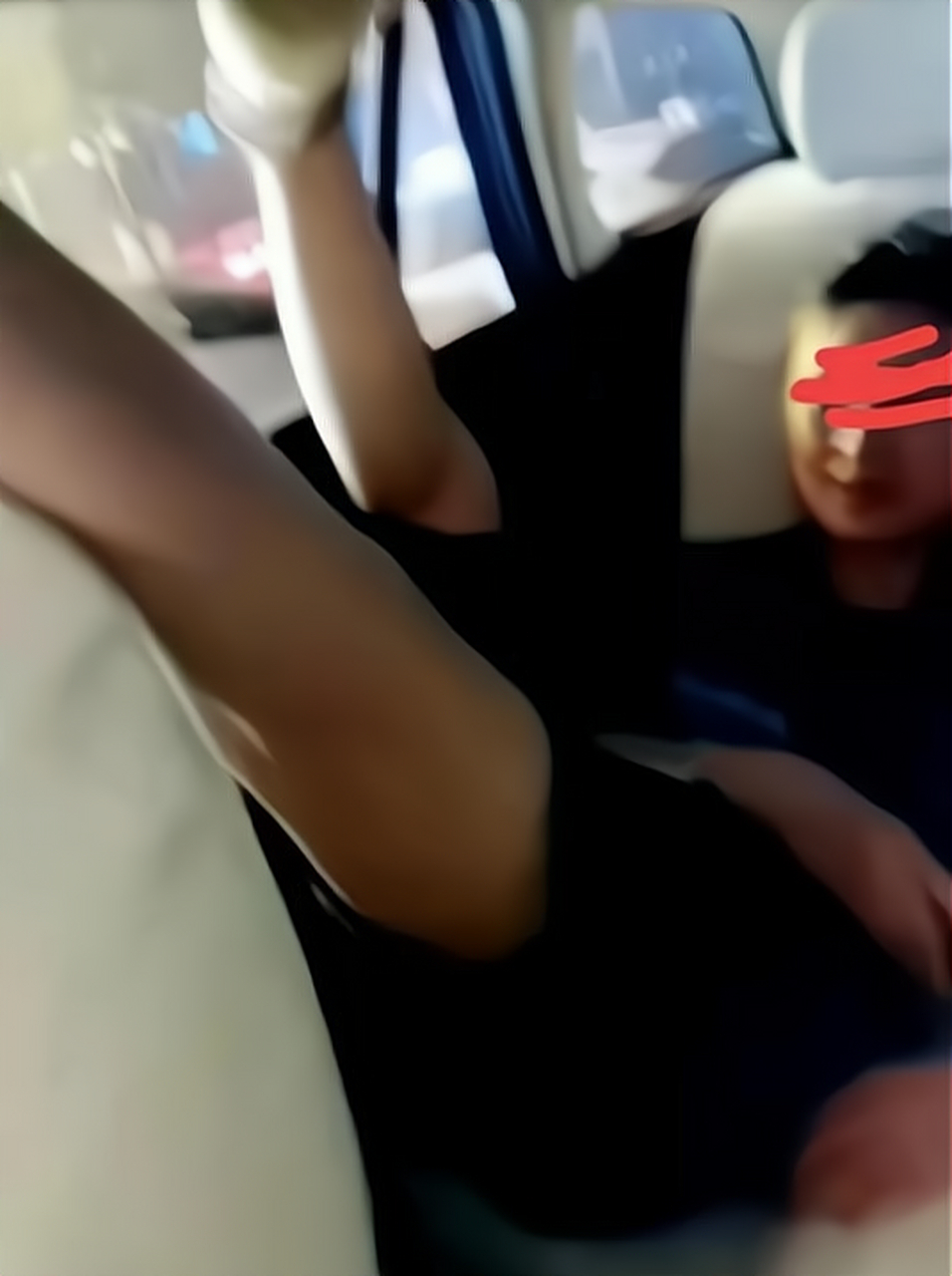 近日,昨晚一名的哥,拍下一位醉酒女乘客坐车的视频,看到视频我真是怒