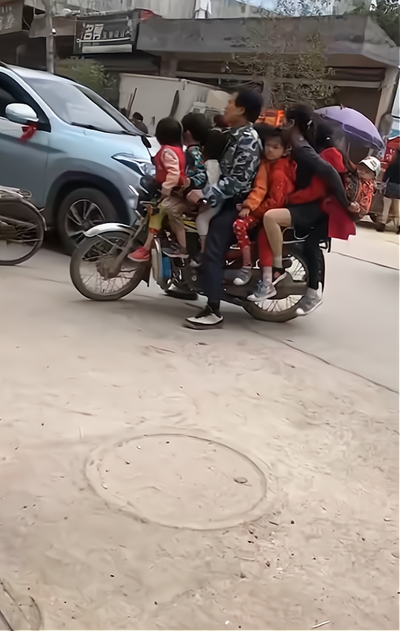 一辆摩托载九个,这在三哥那也是非常炸裂吧