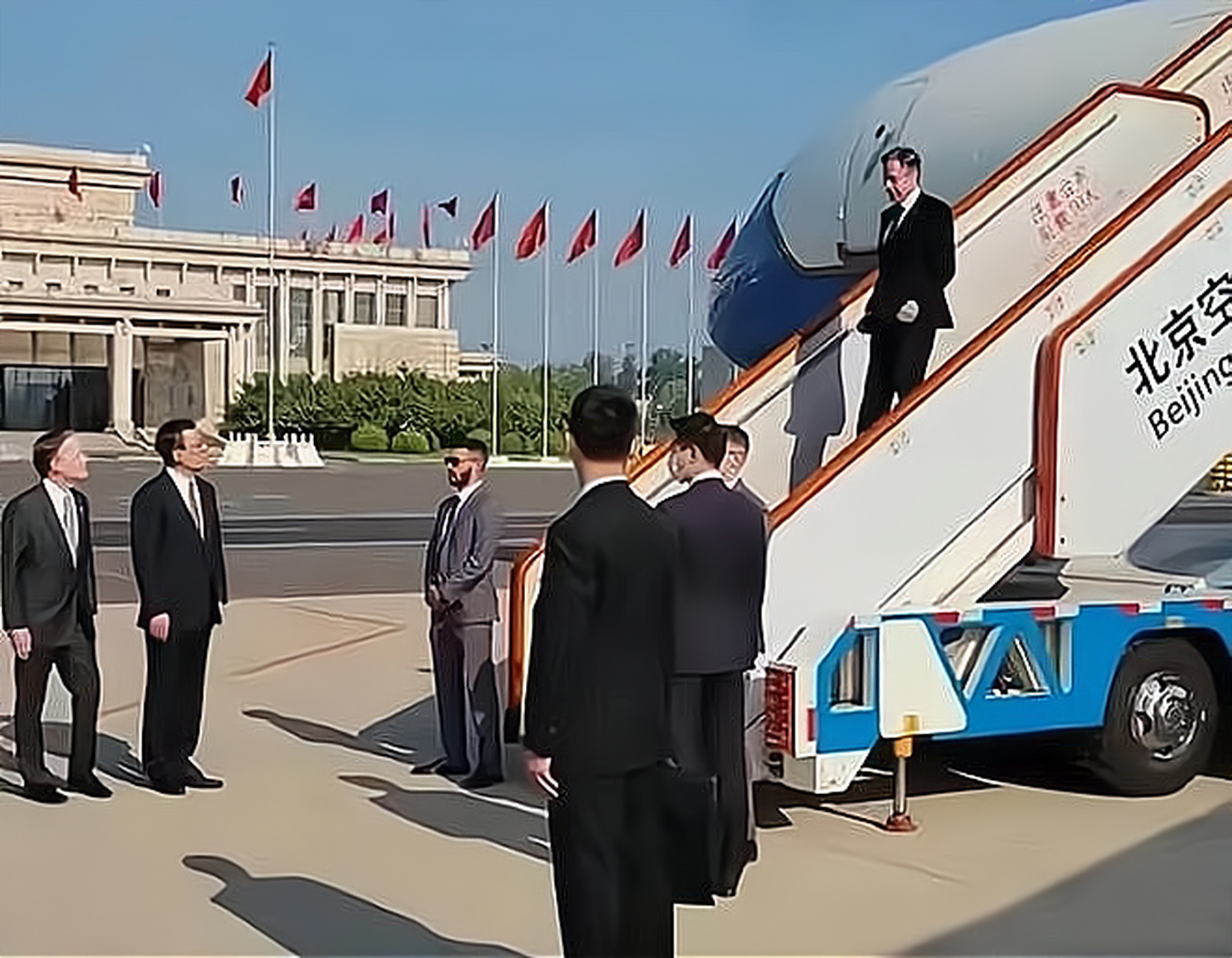 美国国务卿布林肯访华,机场冷冷清清,没有红地毯,没有仪仗队,没芋大