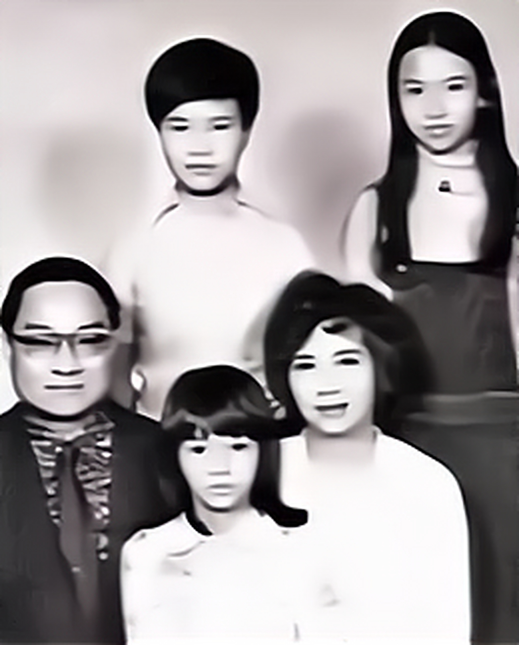 1976年,52岁的金庸出轨23岁的服务员林乐怡,朱玫提出离婚,金庸坚决不