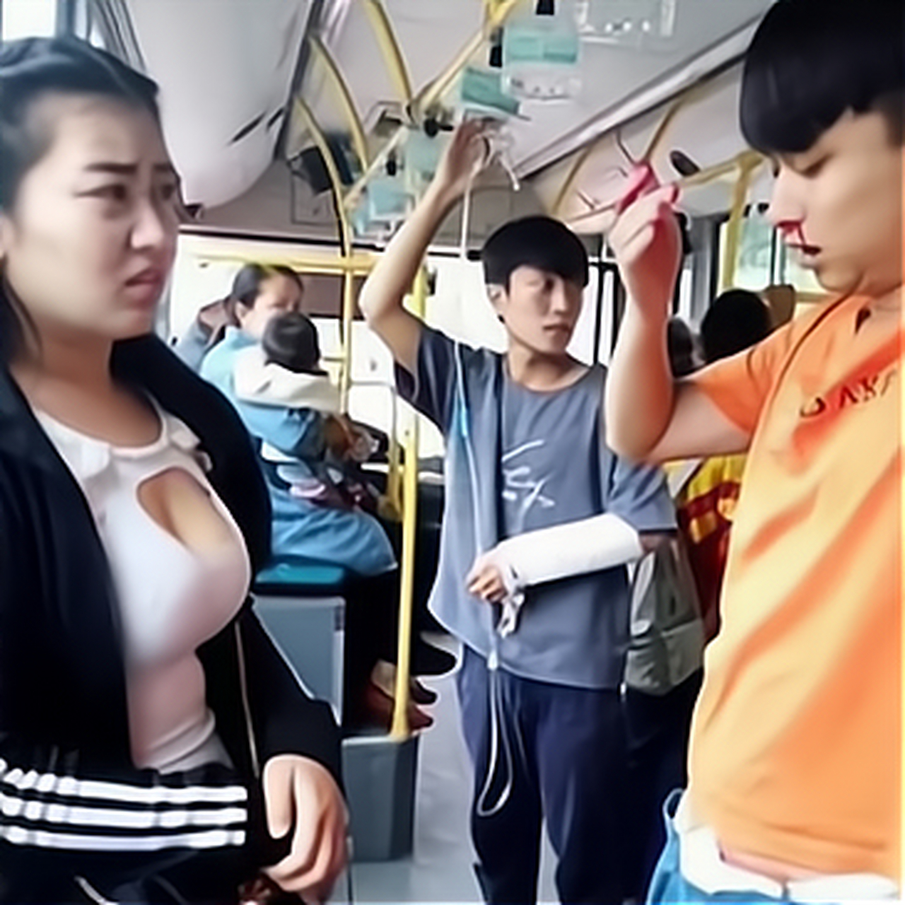 小伙子坐个公交车怎么还流鼻血呢,看给妹子尴尬的