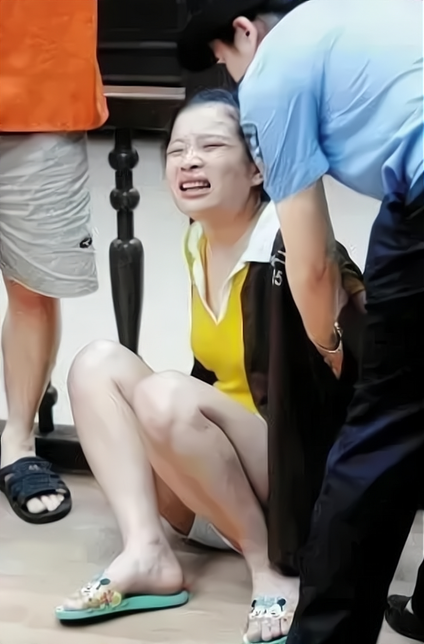 照片上,这个年轻漂亮的女犯人,在得知自已被判死刑时,浑身无力瘫坐在