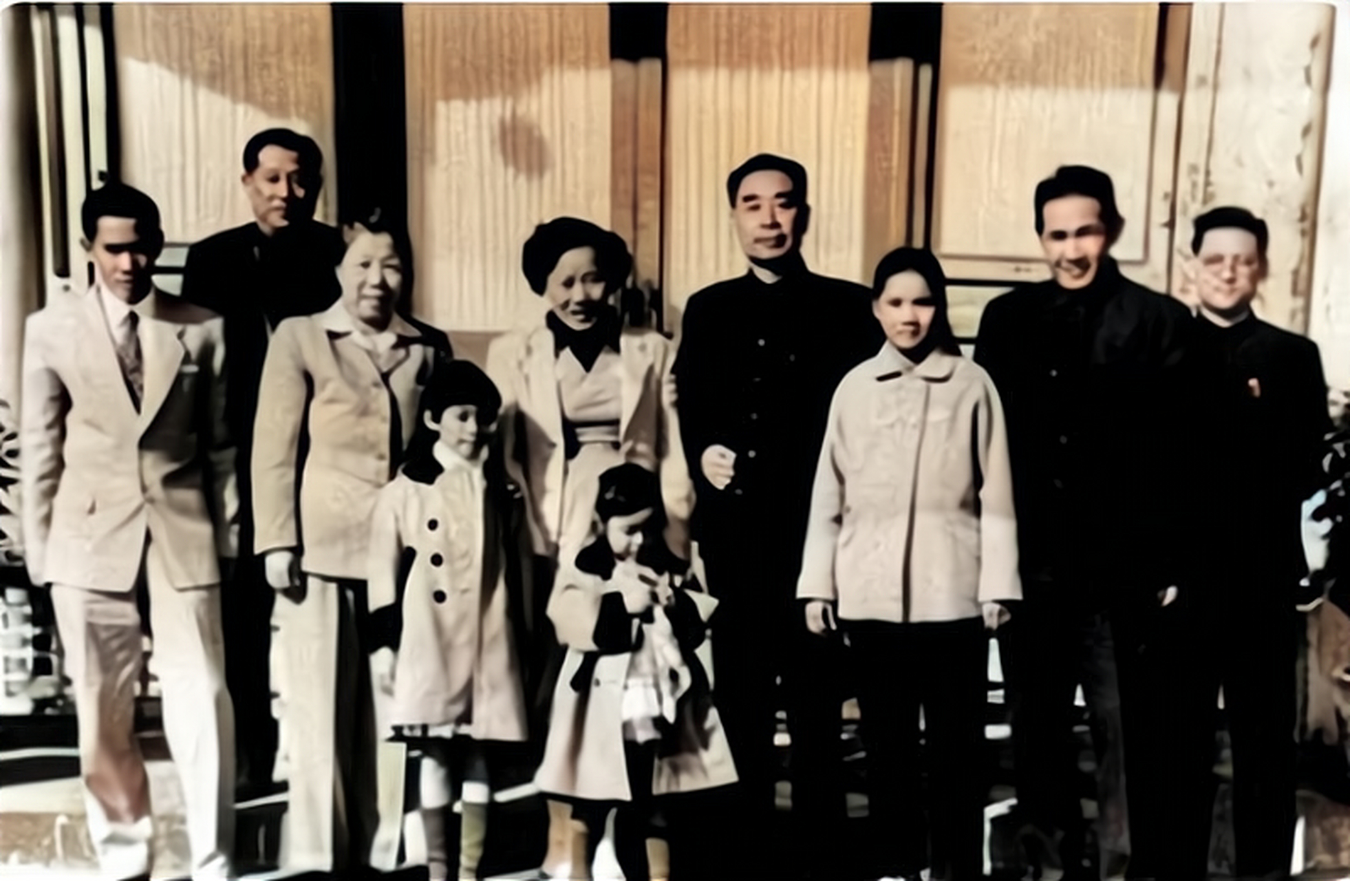 1956年8月19日,泰国首席顾问乃讪将一双儿女常怀和常媛作为"质子"送到