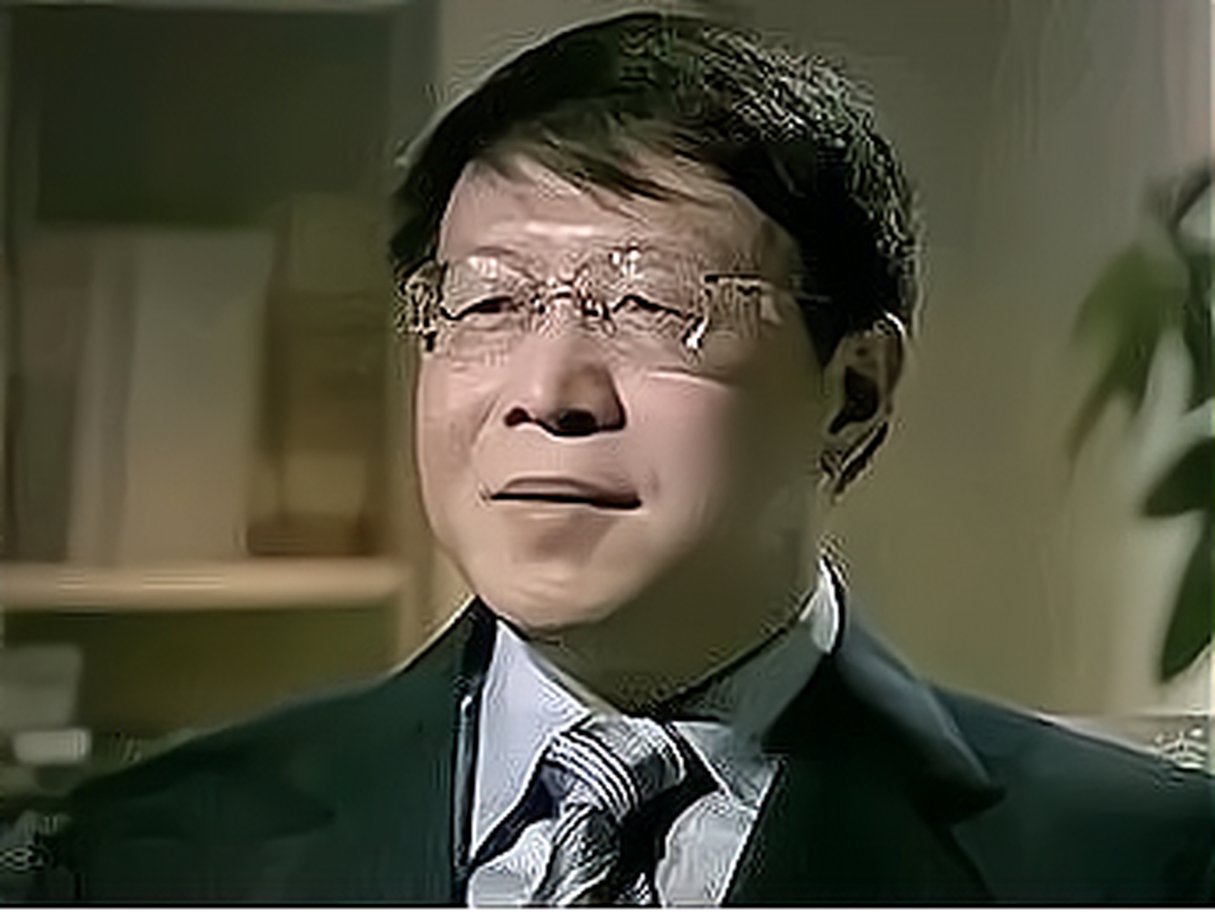 复旦大学教授向荣正在家中喝茶,突然电话响了,原来是一位美女编辑给他