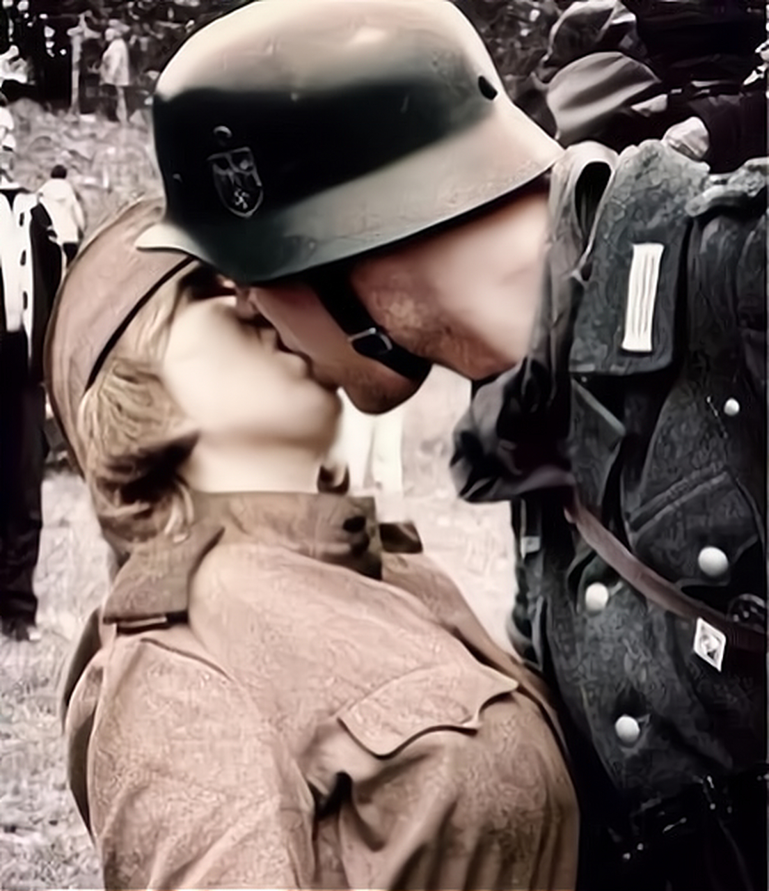 这张照片拍摄于1922年,苏德最友好的时期,一名德军士兵亲吻苏联女友的