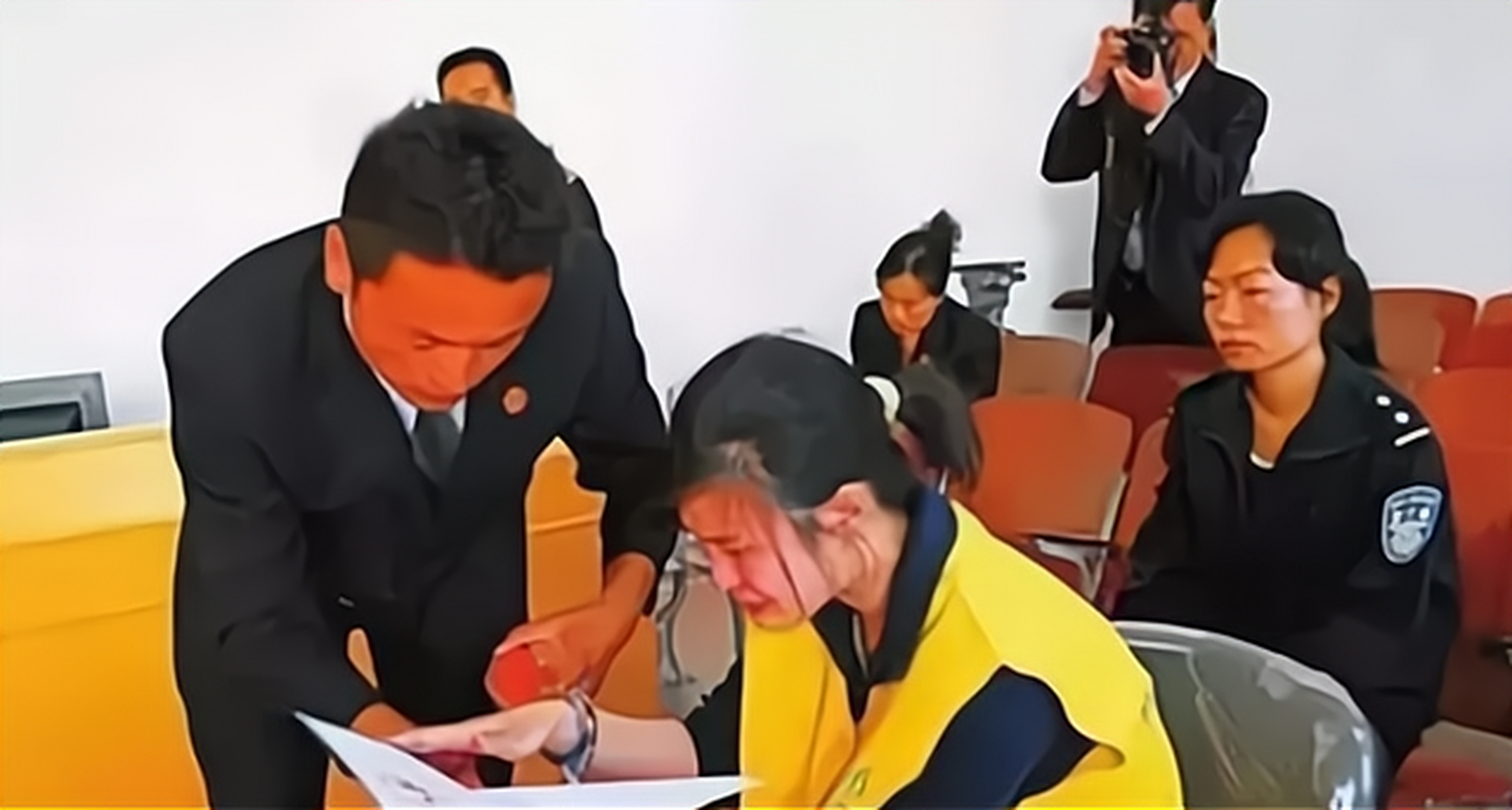 女大学生张超在ktv兼职,与酒吧服务员谢宏相恋,又成为大款木鸿章情人