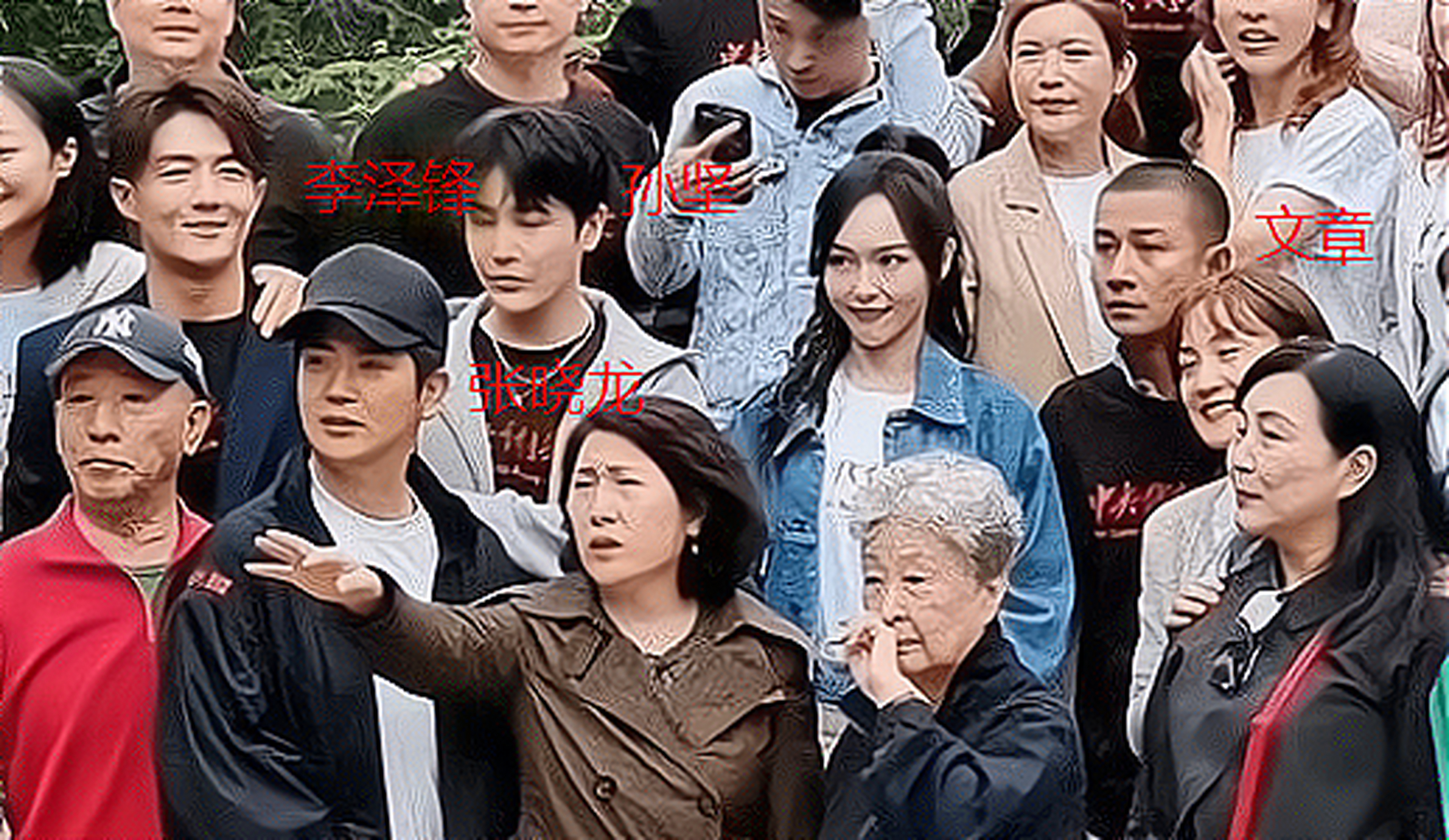 唐嫣同学聚会照曝光!和文章同框似"父女",最美的是朱亚文老婆