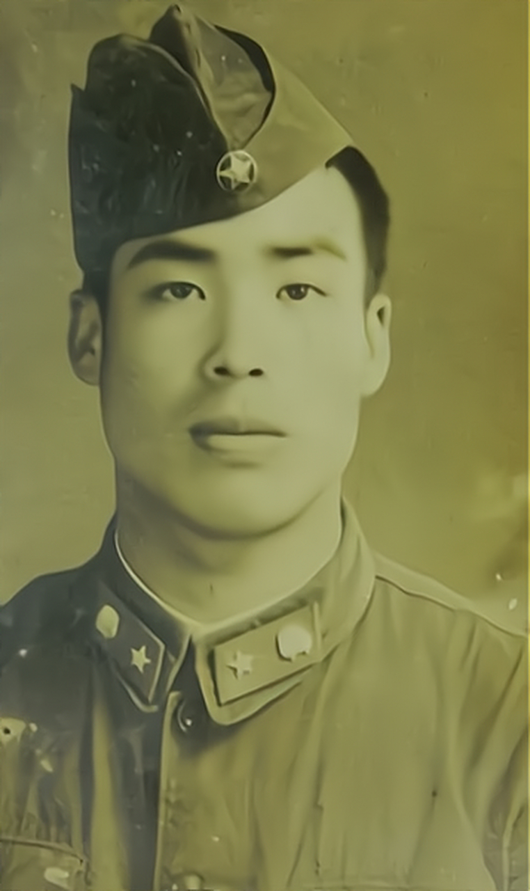 1956年,一名头戴"船形帽"的解放军战士,按照当时的规定,船形帽的标准