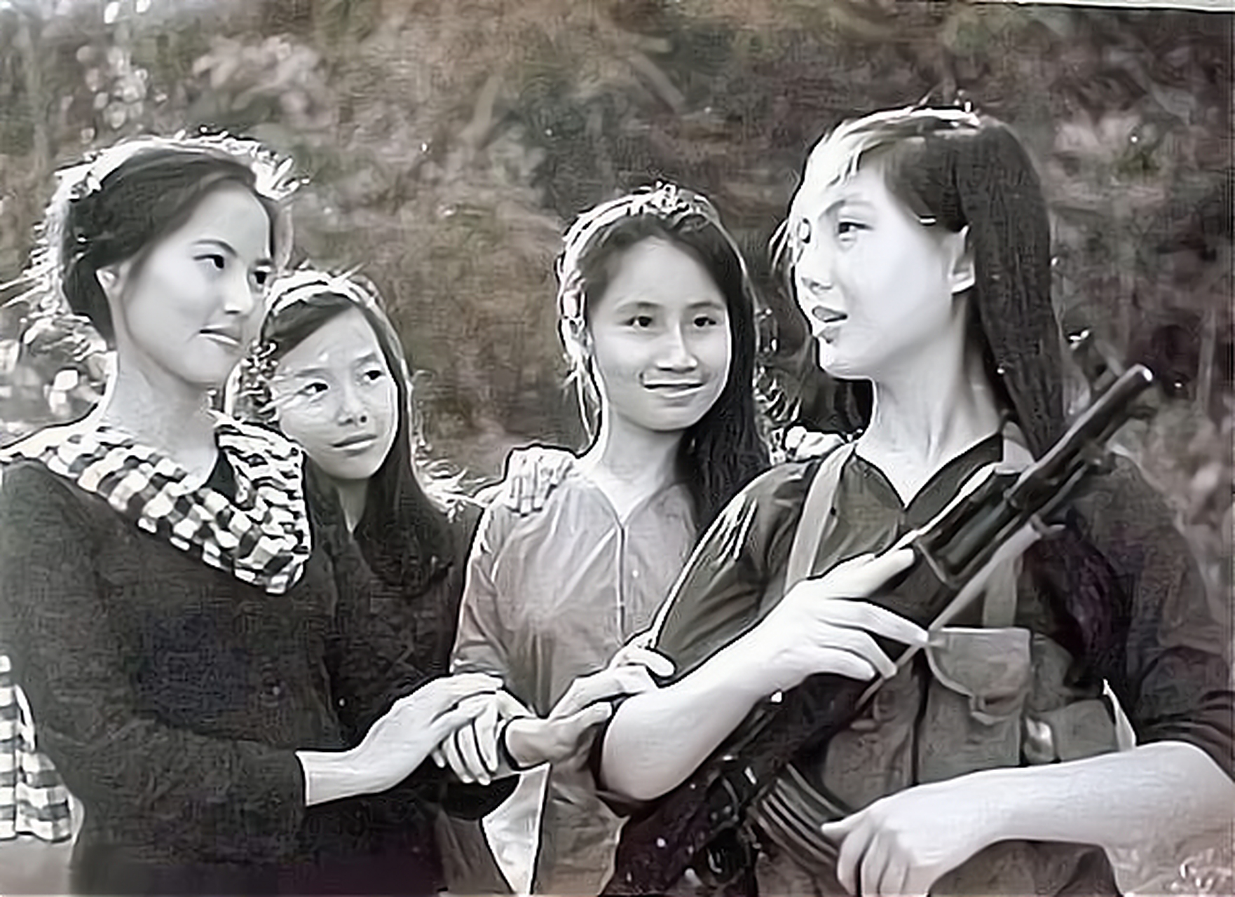 上个世纪70年代,越南战争中,一名北越女性在草地上小便,距离狙击手640