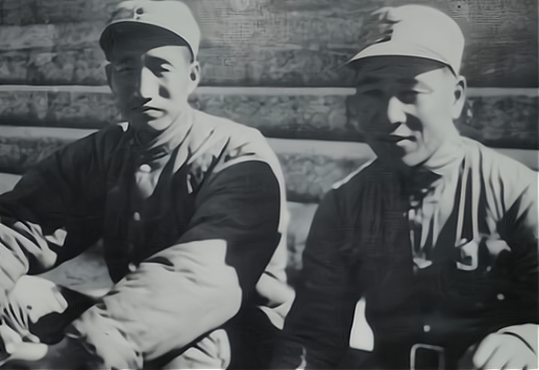 这张珍贵的合影见证了刘震上将和吴信泉中将在1971年