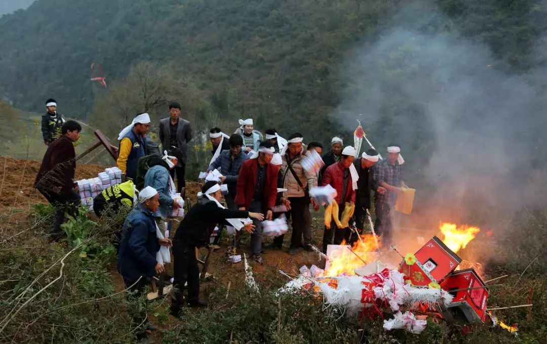 农村的红白喜事上出现了很多不雅习俗,快来看看有没有你讨厌的