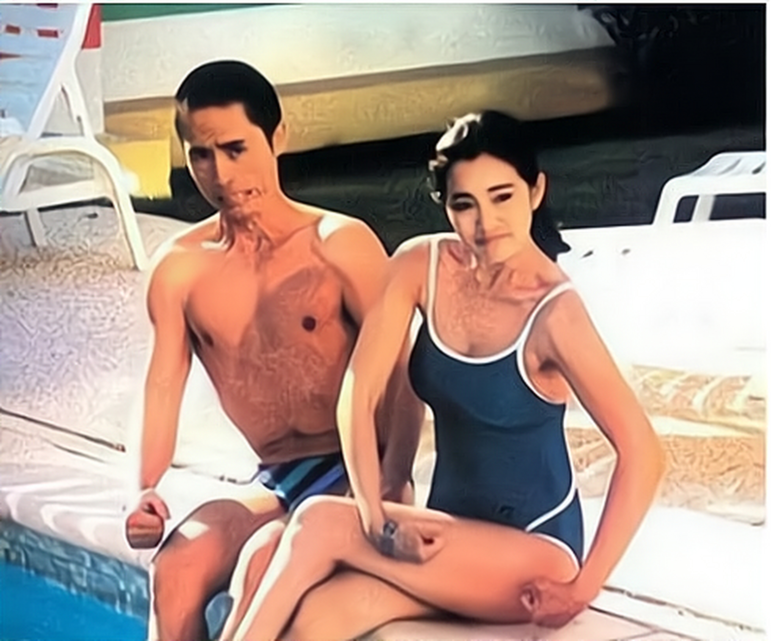 这是张艺谋和巩俐年轻时在泳池边的一张合影,没想到,一向不苟言笑的