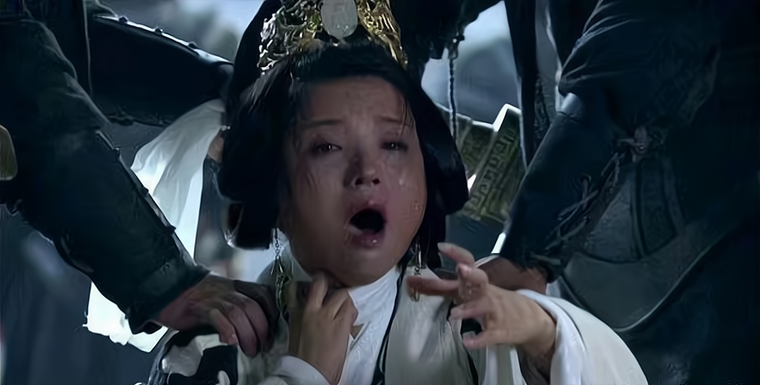 "  伏皇后仍不甘心,又回头对前