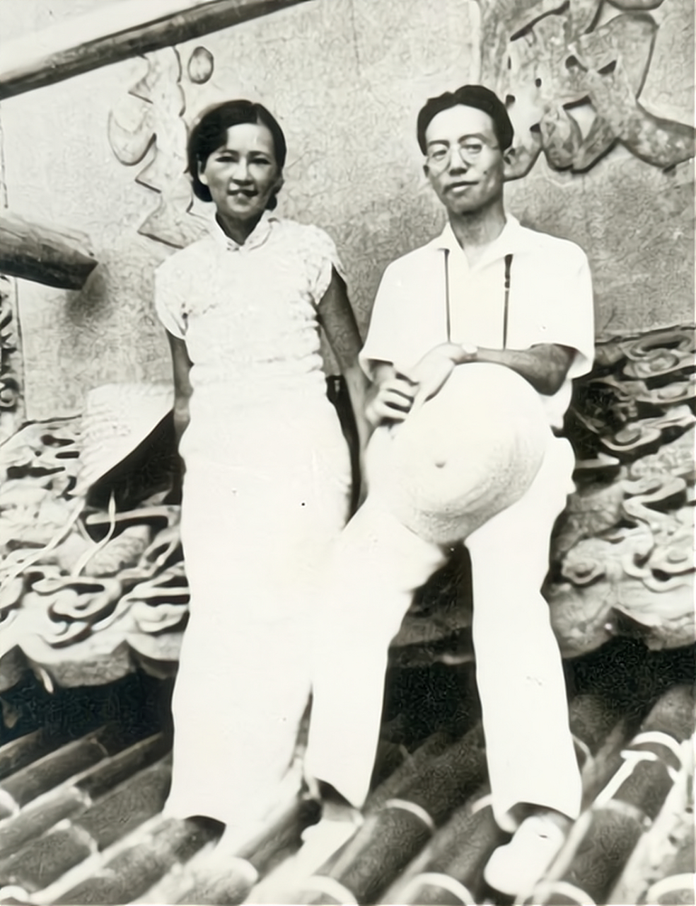 在一档节目中,主持人杨澜指着一张林徽因穿旗袍照片问梁从诫,她是如何