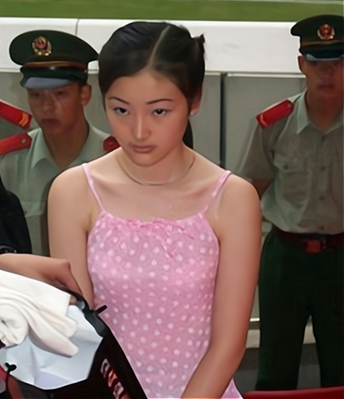 美女杀人犯毕丽梅被枪决后,竟然在去火葬场途中死而复生,第二次枪决