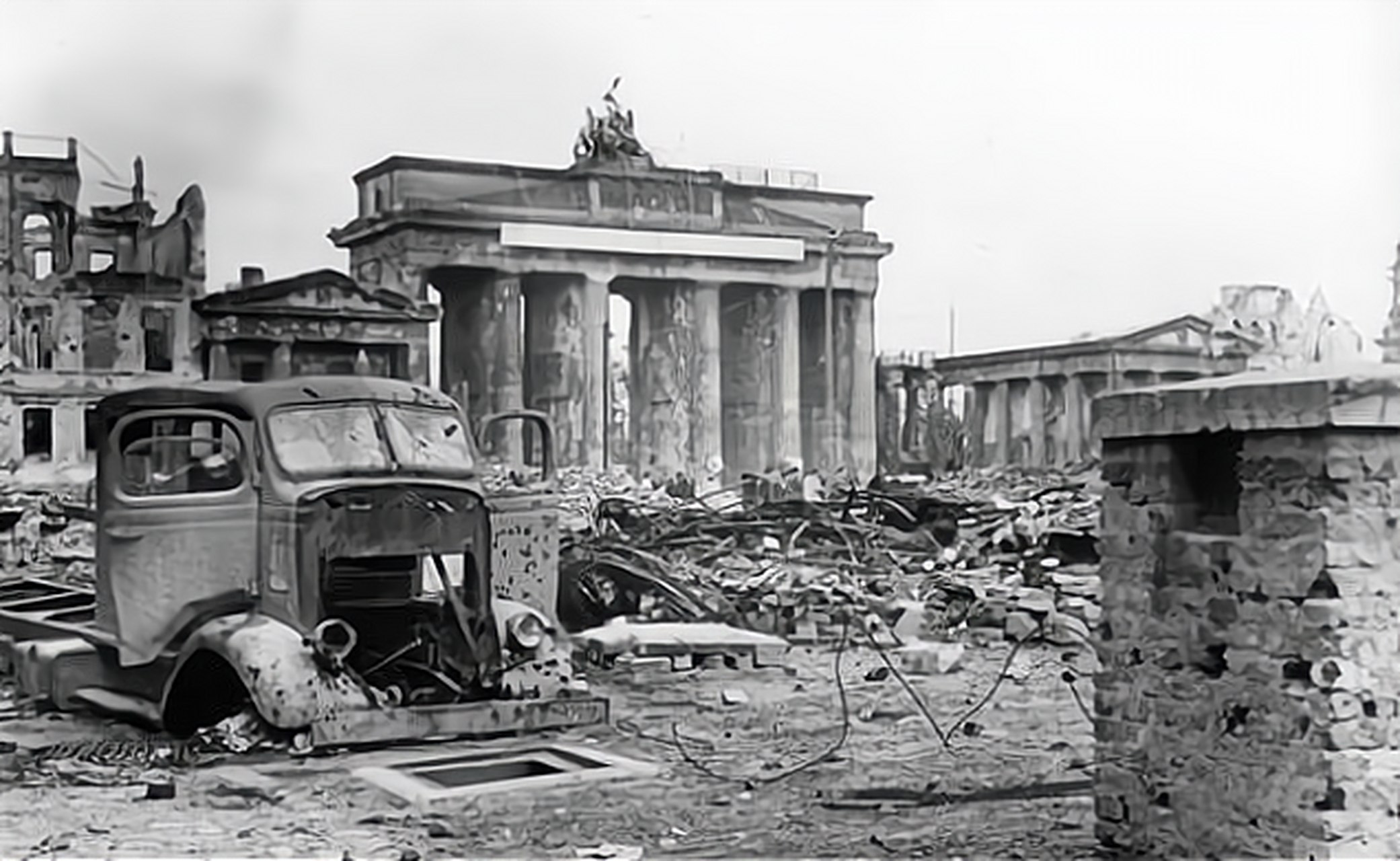 1945年,二战结束后,德国境内呈现一片废墟和残骸,为了重建国家,德国人