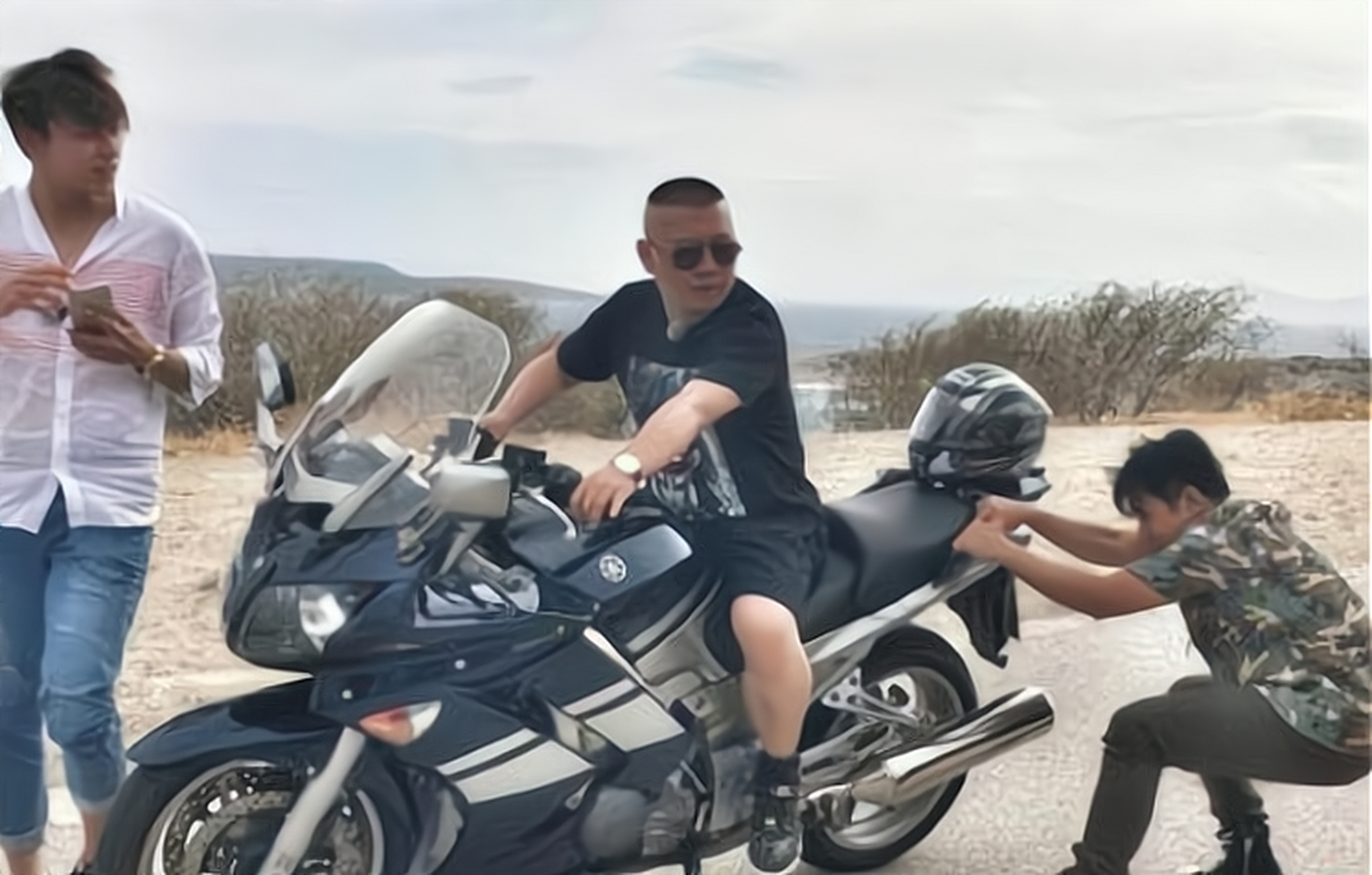 2006年,有人送了郭德纲一辆18万的哈雷摩托,郭德纲觉得太招摇,一直没